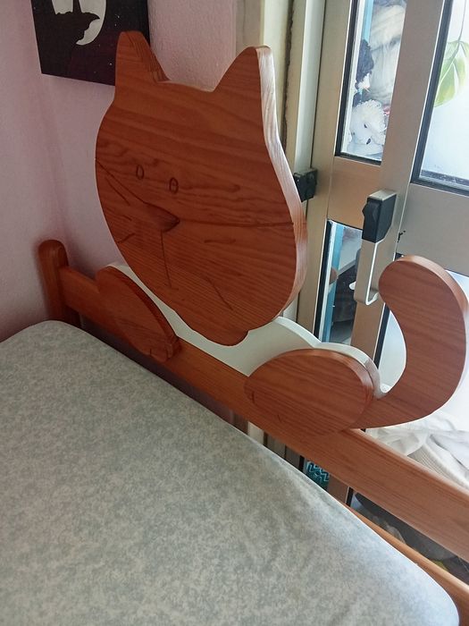 Cama dupla em gavetão e mesa de cabeceira