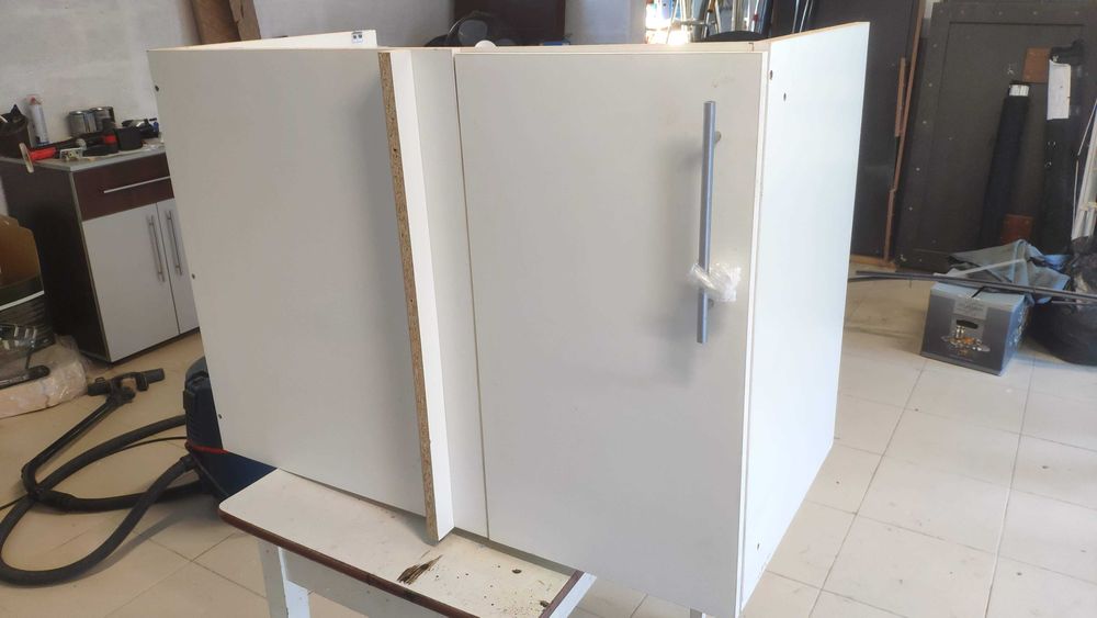 Кухня біла ДСП з вмонтованою витяжкою, кухонні меблі на невелику площу