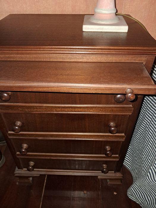 Mesa de cabeceira em mogno maciço