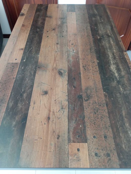 Mesa de jantar semi nova escura, 160 x 90 cm