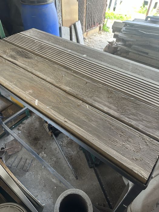 Mesa em madeira tratada