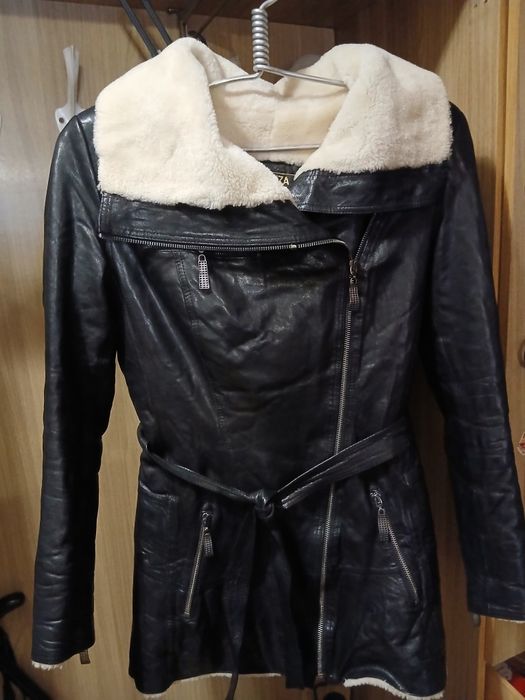 Кожаную куртку на меху с капюшоном, с карманами под поясок.