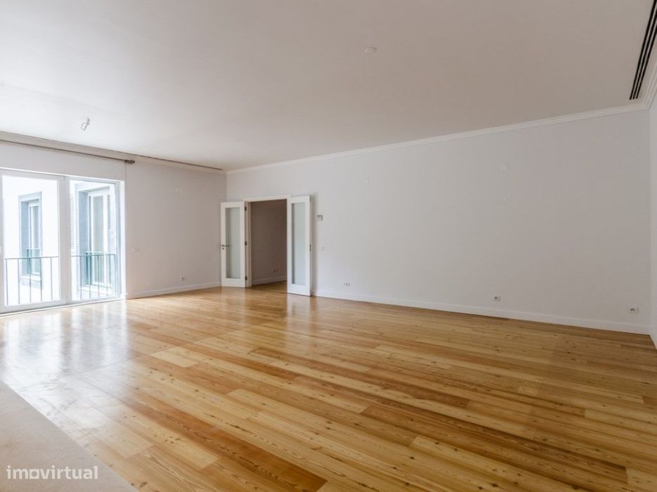 Apartamento T3, com garagem, zona nobre do Chiado