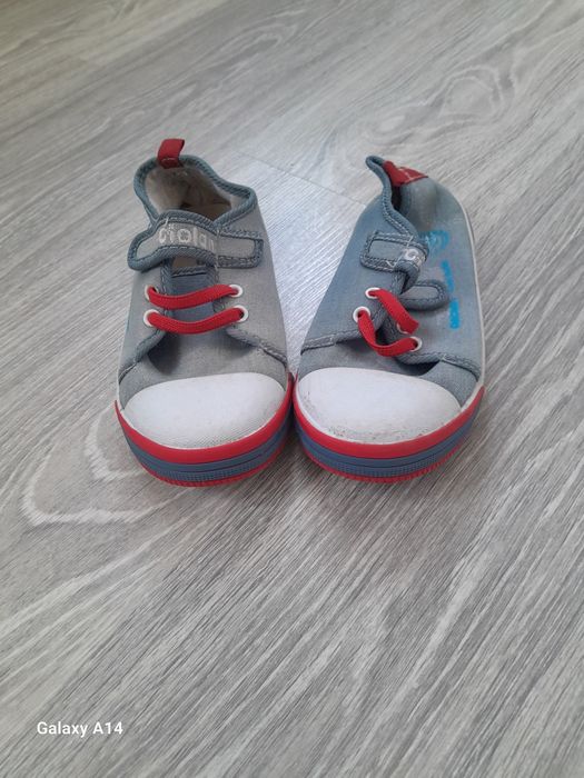 Дитячі кросовки.