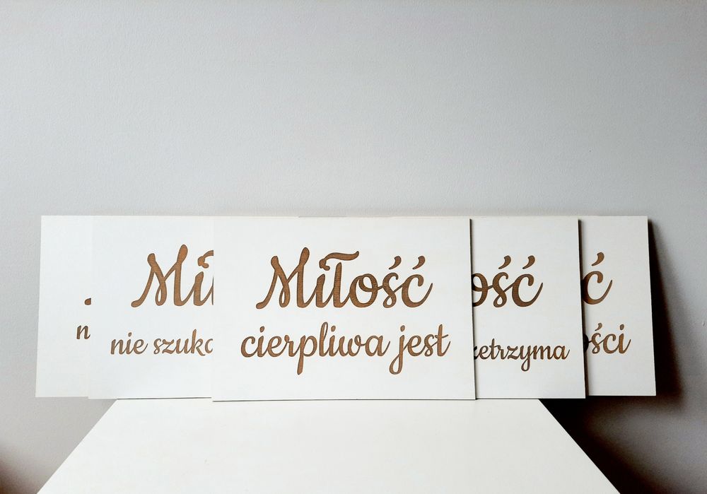 Hymn o miłości napis grawerowany