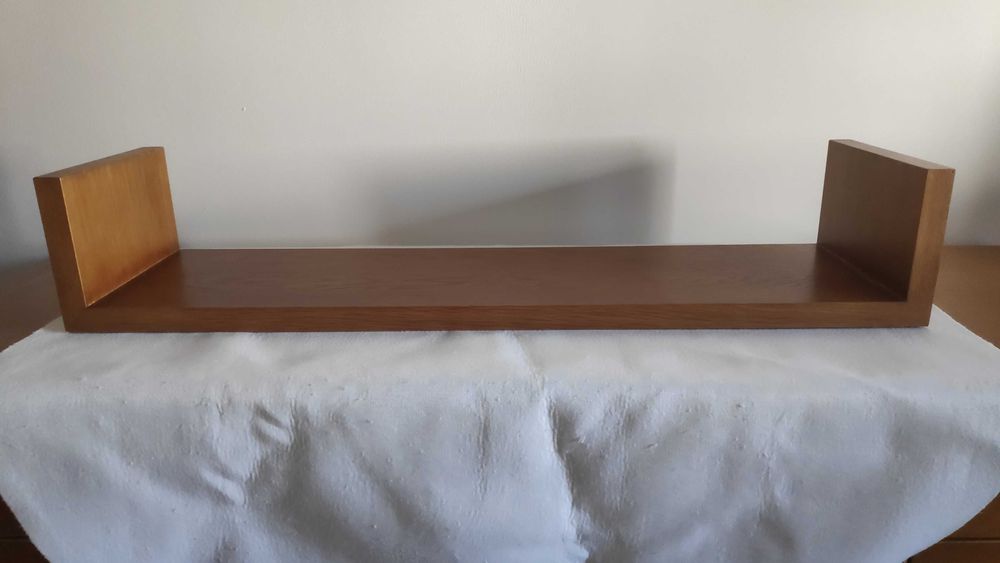 Prateleiras suspensas em Pinho Mel