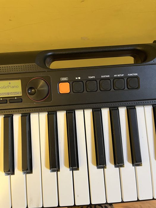 Продам синтезатор