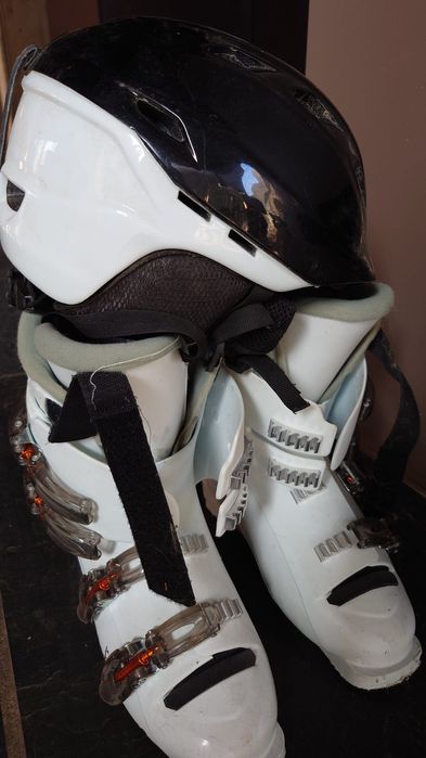 Ski: botas 40-41 e capacete UVEX L-XL - em muito bom estado