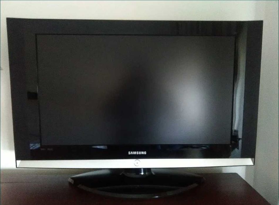 TV Samsung 32" (peças ou reparação)