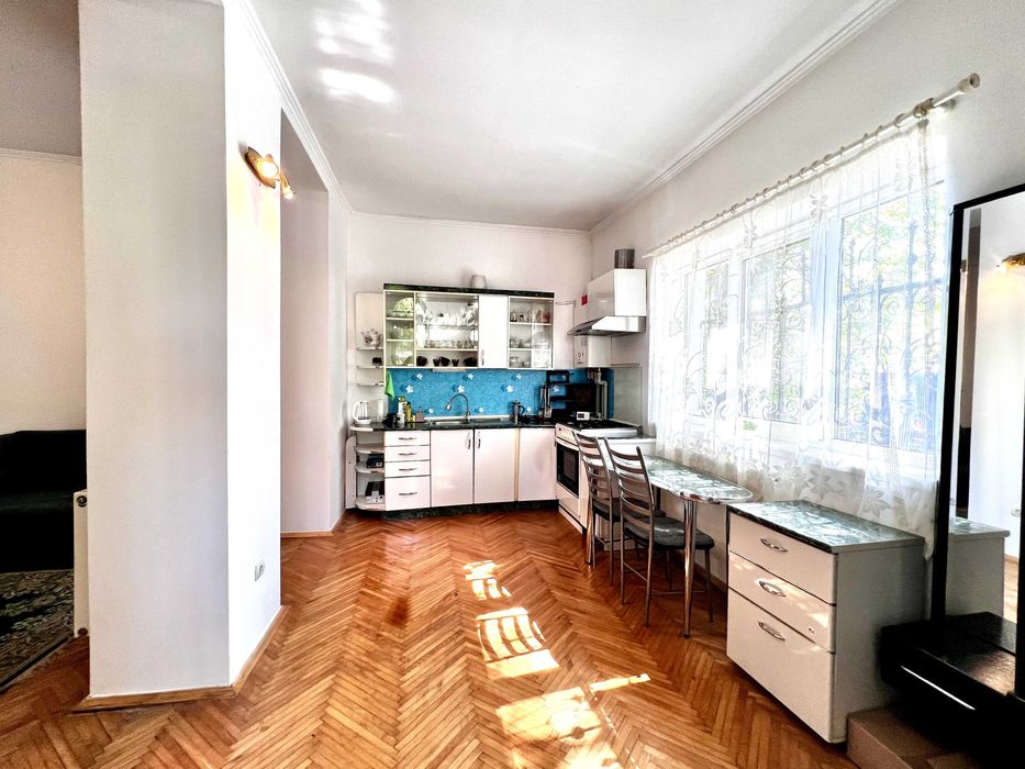 Напів-особняк в престижній центральній локації. Без тварин.