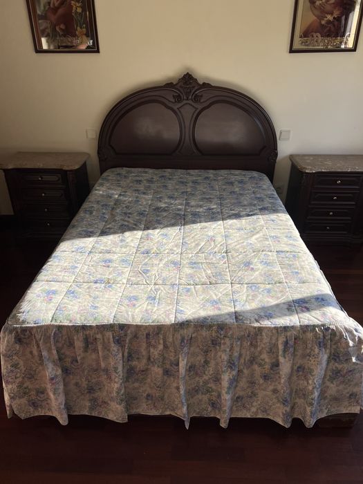 Conjunto de quarto em madeira maciça e tampas de mármore