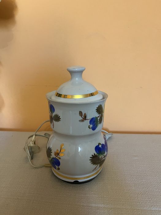 Красивая винтажная фарфоровая кофемолка