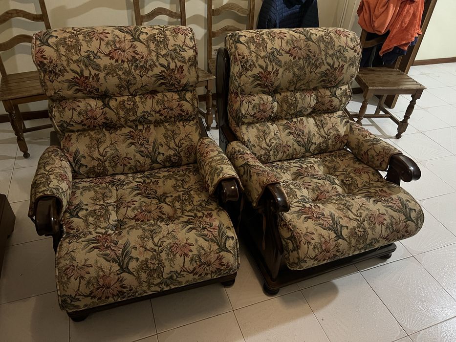 Conjunto de três sofas sendo o maior sofa/cama