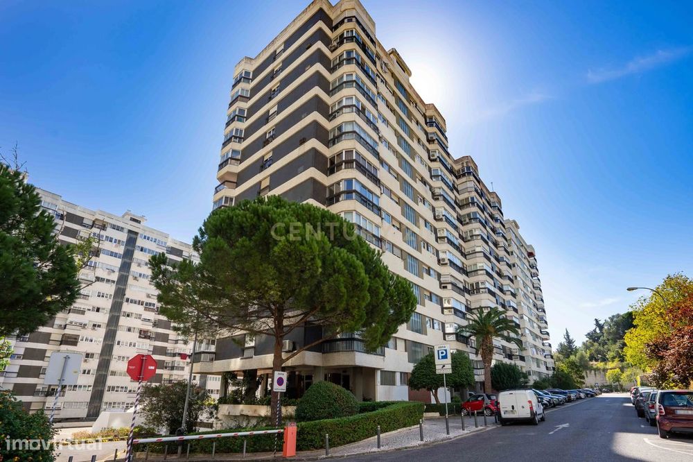 T2 transformado em T3, totalmente remodelado, localizado numa das zona