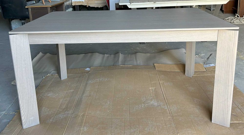 Mesa Jantar em madeira clara extensível