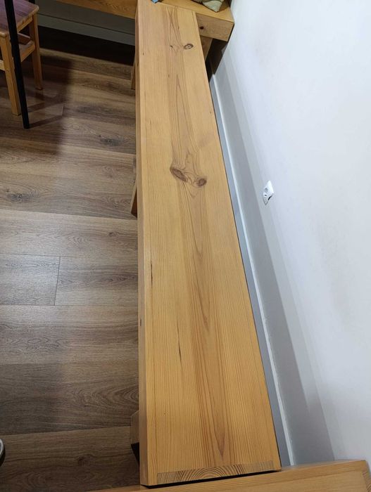 Bancos corridos de madeira maciça