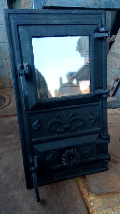 Дверцы чугунные топочные  со стеклом для печей и каминов