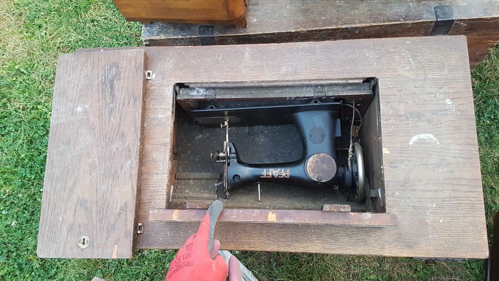 Maszyna do szycia PFAFF nożna ze stolikiem