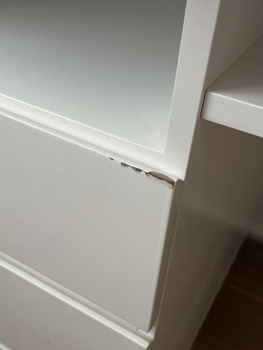 Białe biurko z szufladami i szafką