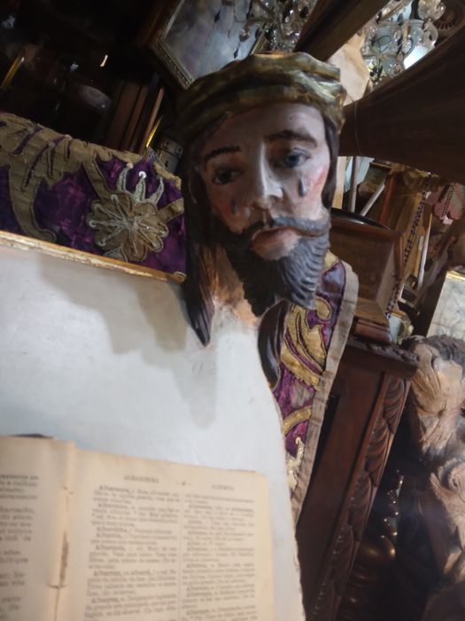 Estante litúrgica  com figura esculpido
