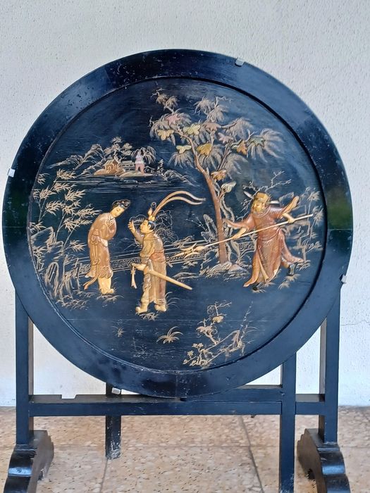 Mesa de apoio de tampo rebatível com vidro.