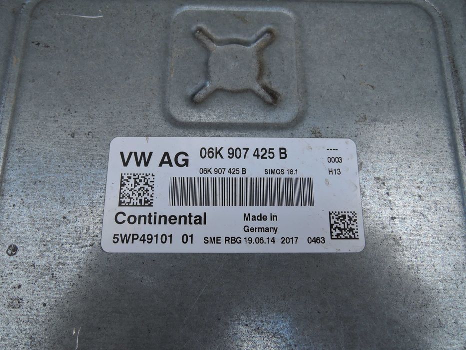 VW GOLF 7 R Audi S3 8V 06K907425B  Sterownik silnika