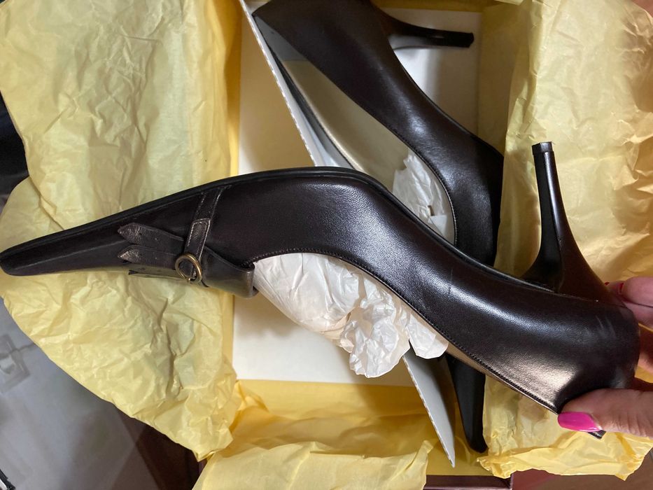 Pele castanho escuro. Novos na caixa.