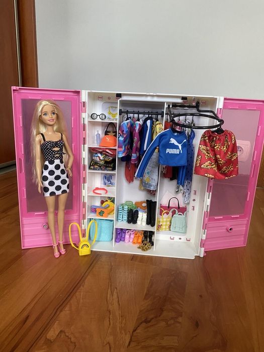 Szafa dla Barbie z oryginalnymi ubrankami i lalką barbie