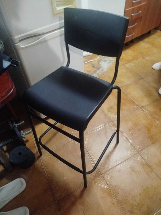 Móvel de sala e banco alto com encosto