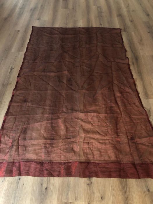 Um par de cortinados bordeaux