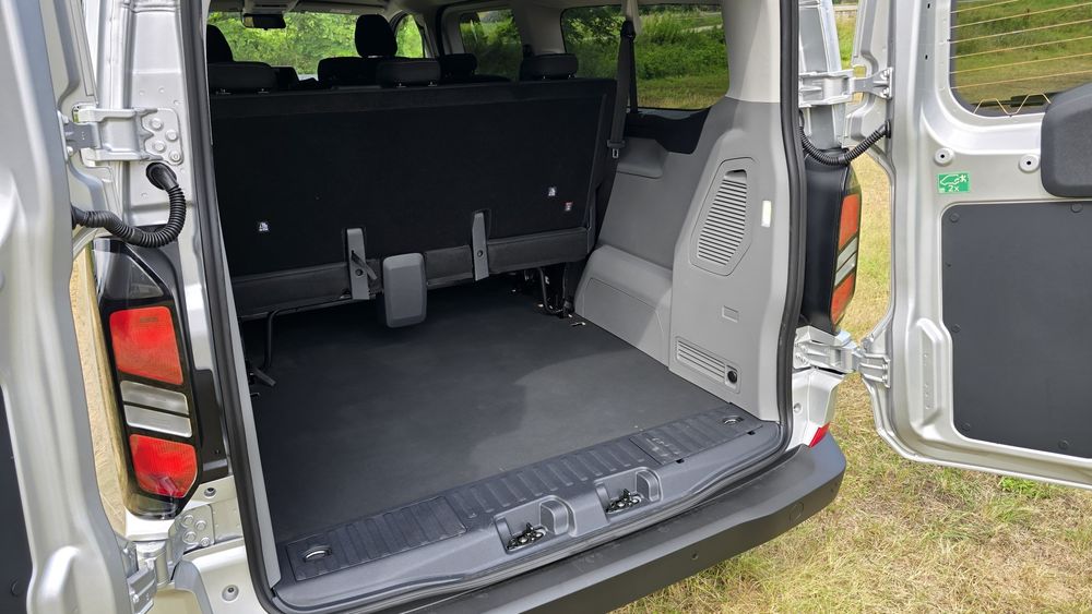 Wynajem busa osobowego-wypożyczalnia busów Fordy Custom 8-9 os