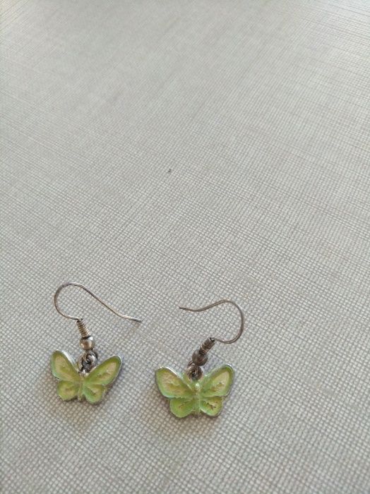 Brincos de várias qualidades