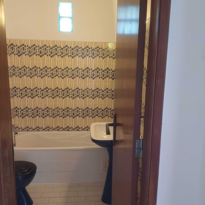 Quarto Suite - Mobilado no Centro do Cartaxo / Casa Banho Privativa - Rua José Ribeiro da Costa