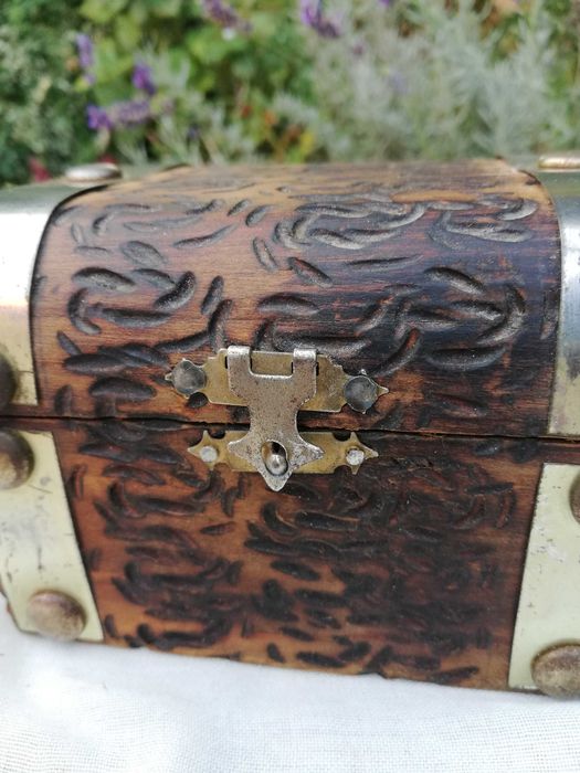 Drewniana szkatułka, kuferek na drobiazgi, biżuterię.