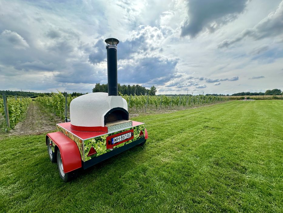 Mobilny piec do pizzy opalany drewnem.