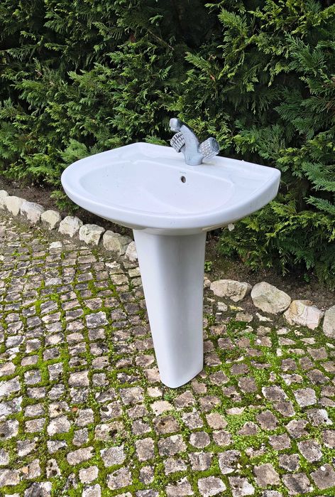 Lavatório com Coluna e Torneira, 25€