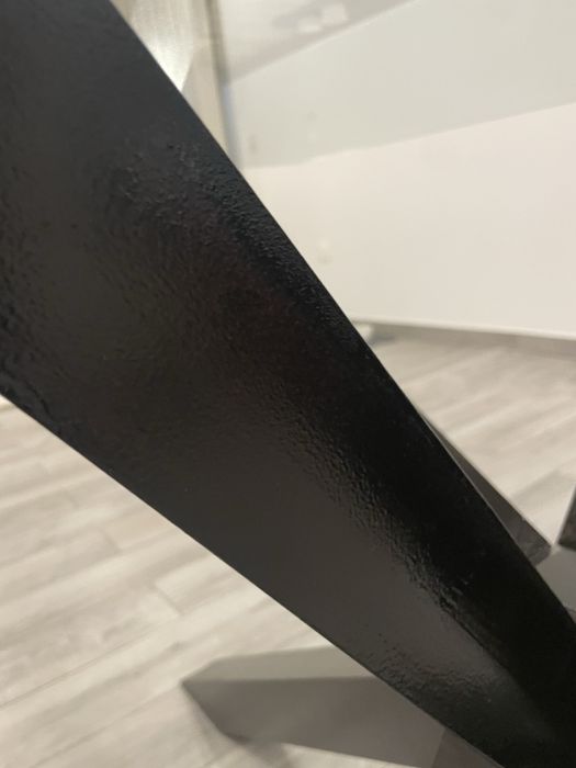 Mesa  de vidro e pernas de madeira  na cor nogueira