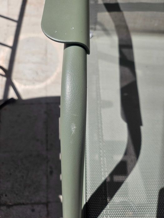 Cadeirão exterior com pequenos defeitos