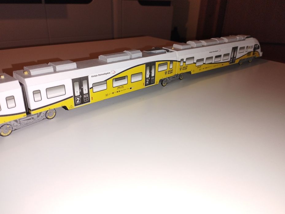 Model kartonowy zabawka pociąg miejski dolny śląsk wklej model  ELF II