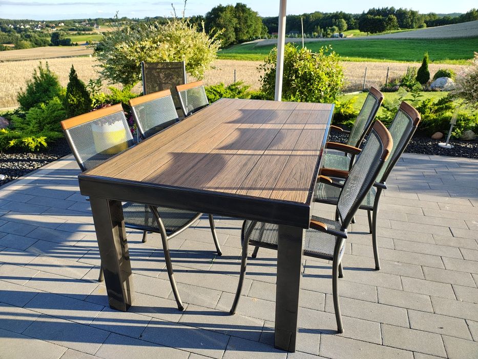 Solidny stół ogrodowy