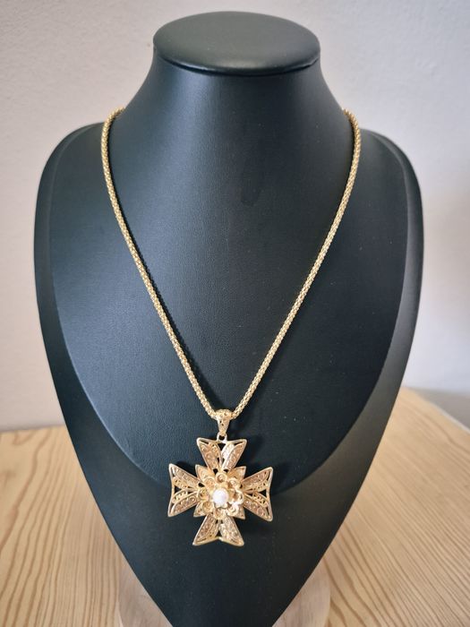 Fio com pendente cruz prata dourada