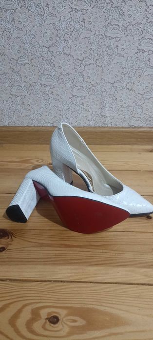 Весільні білі туфлі