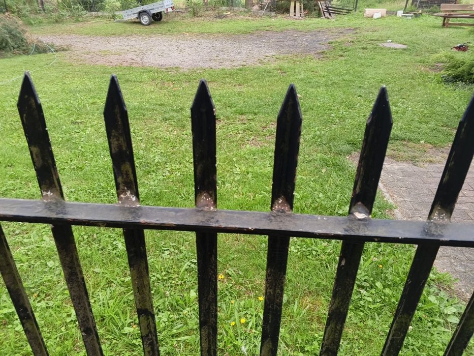 Płot metalowy, przęsła.