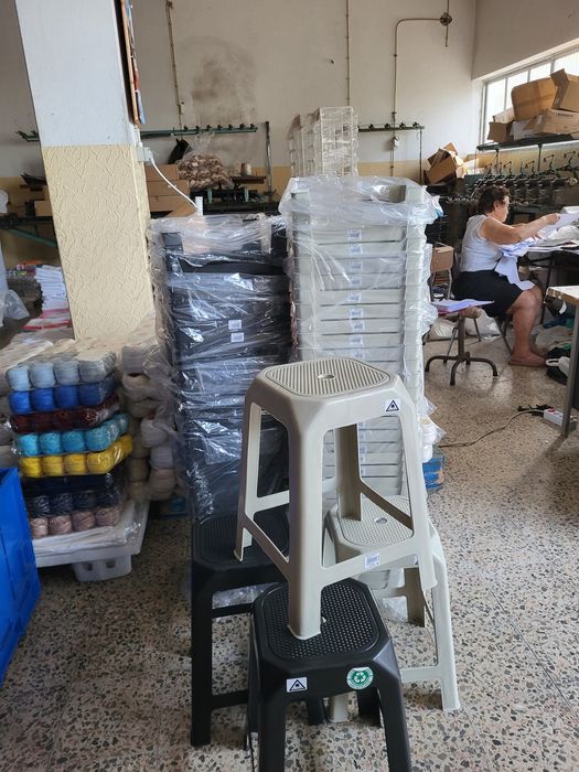 Banco de plástico branco e preto