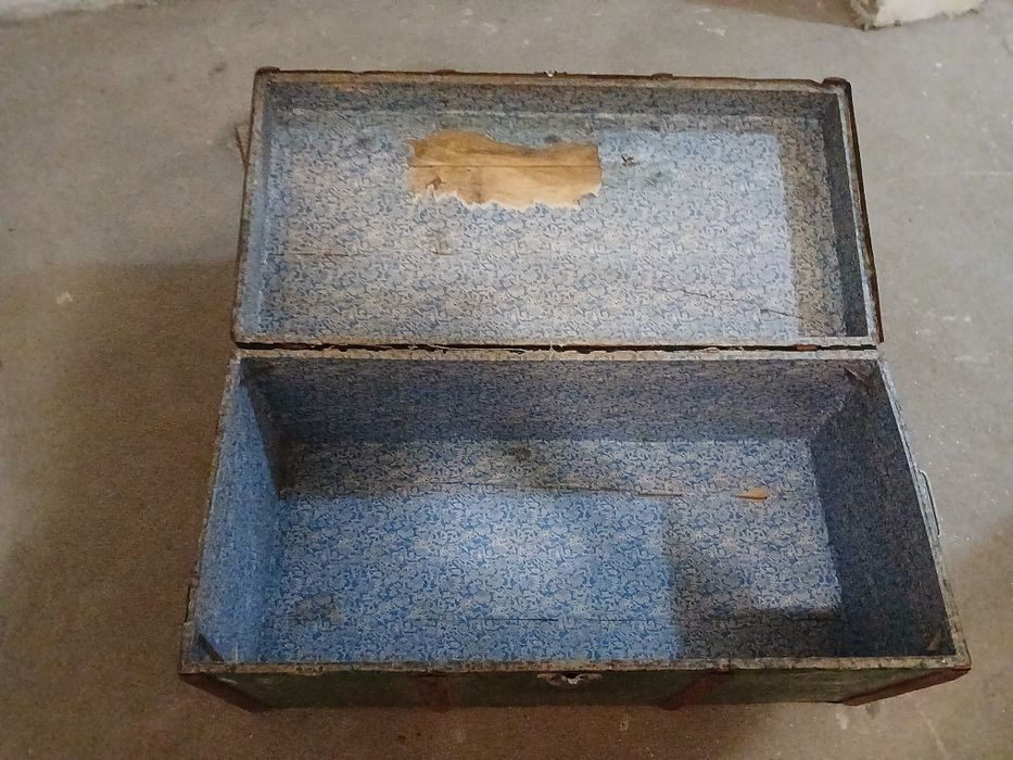 Arca bau antigo em madeira revestida em chapa