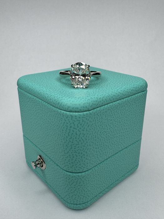 Каблучка в білому золоті з діамантом в стилі Tiffany Novo