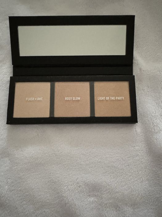 Mac Hyper Real Glow Paleta Rozświetlaczy