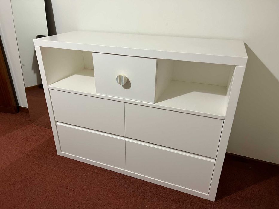 Cómoda para quarto de criança em madeira maciça lacada em branco