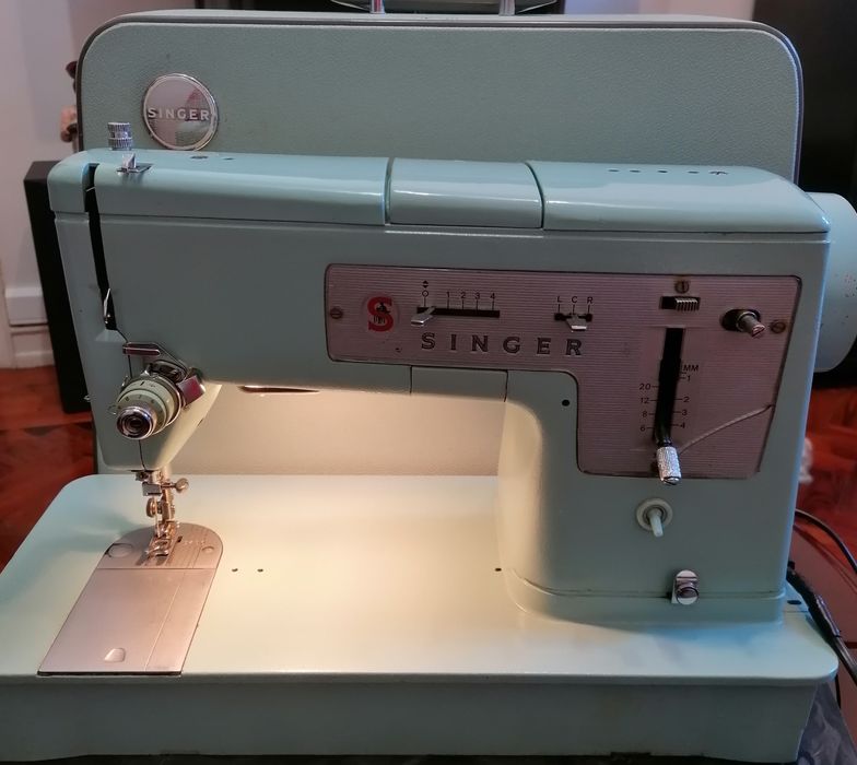 Máquina de costura Singer 338 portátil e coleccionável