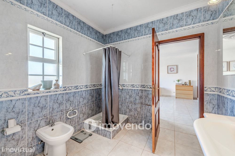 Moradia T4, com áreas amplas e jardim, em Faro